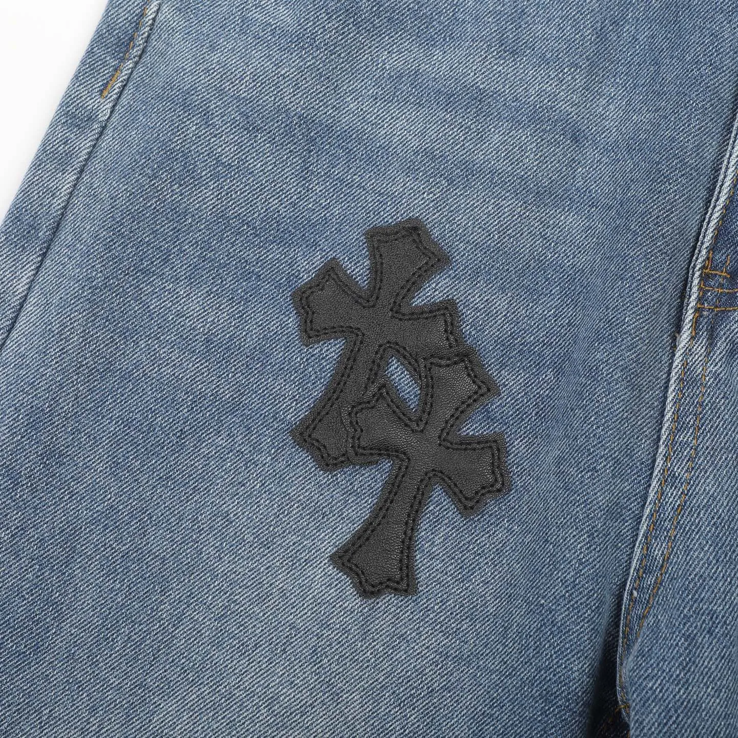 P230 Chrome Hearts CH/Chrome Hearts Classic Blue Pants Black Cross Patched Leather Jeans. Original purchased and patterned. Really restores the ultimate texture of Vintage. Special Italian cowhide print and then cut. Customized sheepskin three-layer thick line leather. The whole body is spliced in heavy water washing process. Craftsmen hand-splashed ink. You can see the details. Three-dimensional cutting version. Loose and comfortable. Not picky on the figure. Makes taller and slimmer. Factory Seiko. Original quality control. Same style for men and women. Can be matched with couples. Versatile recommendation. Essential jeans for all seasons Color: blue Size: 28-36 (S-XXL)